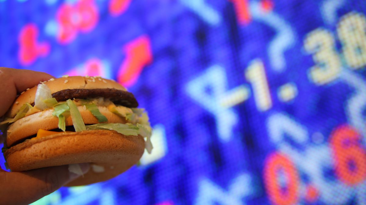 Cena slavného burgeru ukázala, jak moc je koruna podhodnocená